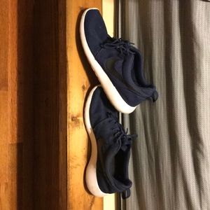 Men’s Nike tennis shoes